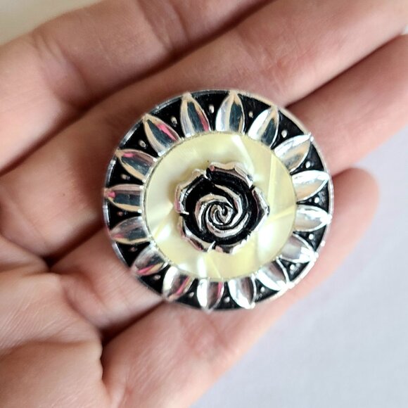 Vintage 1980's round black and silver scarf clip. - Picture 3 of 4